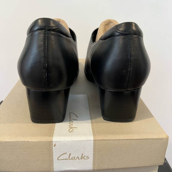Clarks Rosalyn Wren Black Leather. Clean lines, Velcro straps, Mary Jane pumps - Picture 3 of 5